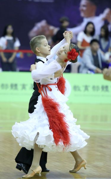 跳起舞來有模有樣的愛沙尼亞小選手Aleksander Tuudor KAPPET（左）Merinel-Izabelle OUNPUN／大會提供
