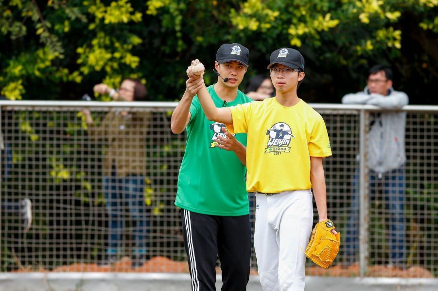 連續六年舉辦的國泰真殷雄 陳偉殷棒球訓練營，營長陳偉殷指導非甲組球員投球技巧。主辦單位提供