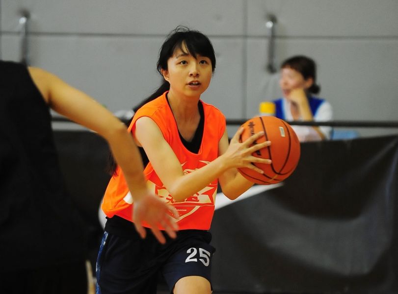 運動女孩劉懿萱熱衷籃球，以球會友。(摩曼頓提供)