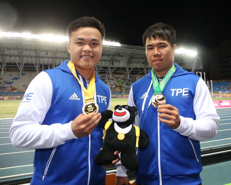 鄭兆村(左)和黃士峰包下2017臺北世大運田徑賽男子標槍金牌和銅牌。李天助／攝影。