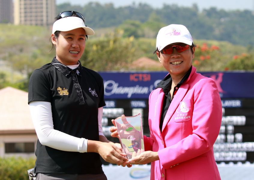 鄭美琦理事長頒冠軍獎牌給泰國坎凡妮(左)。
