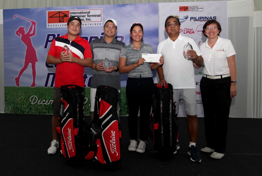 配對賽菲律賓職業選手Pauline DEL ROSARIO 保琳(中)與三位社會業餘人士奪冠，右為賽事總監Colo Ventosa。圖/TLPGA提供