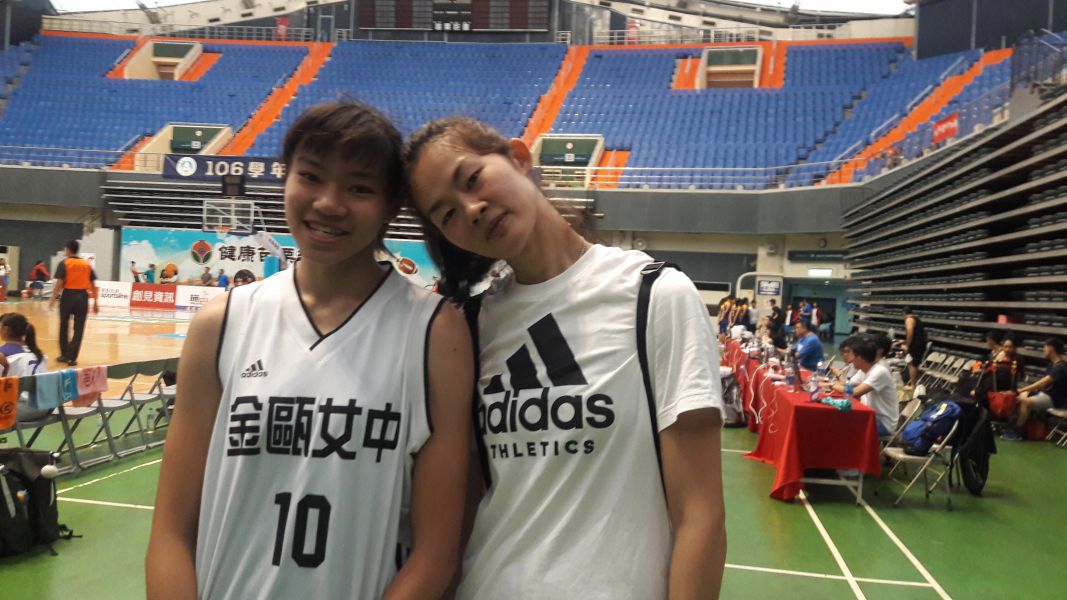 金甌女教頭林紀妏（右）看好近180公分愛將中華U16正選國手廖瑋晴（左）的未來。