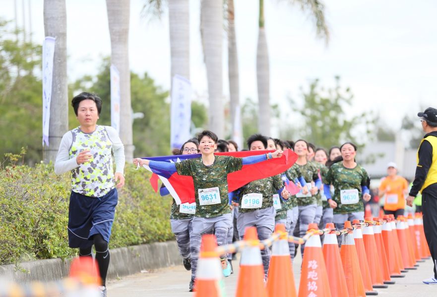 金防部女子代表隊組團參加11公里，展現金門國軍氣勢。(大漢集團提供)
