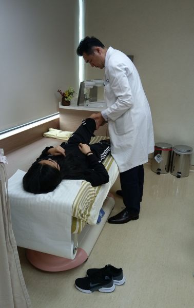 長庚運動醫學團隊林瀛洲醫師幫楊睿萱進行治療與舒緩。