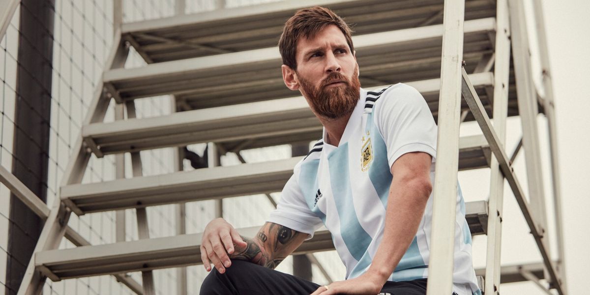 阿根廷國家隊主場球衣將隊徽與協會標誌的主元素月桂。adidas提供