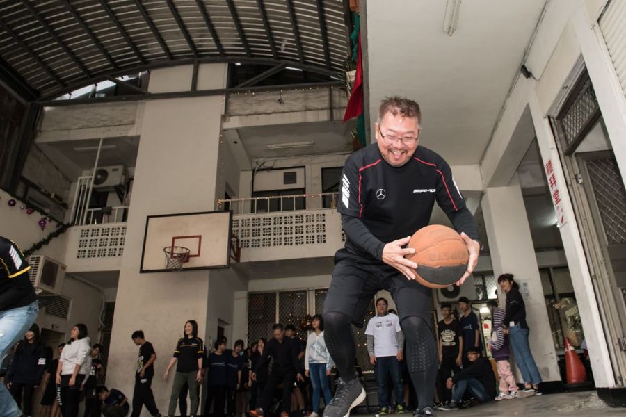 陪讀班課程以籃球當作媒介，加入台灣賓士員工與青少年分組進行趣味籃球遊戲，現場歡笑聲不斷。
