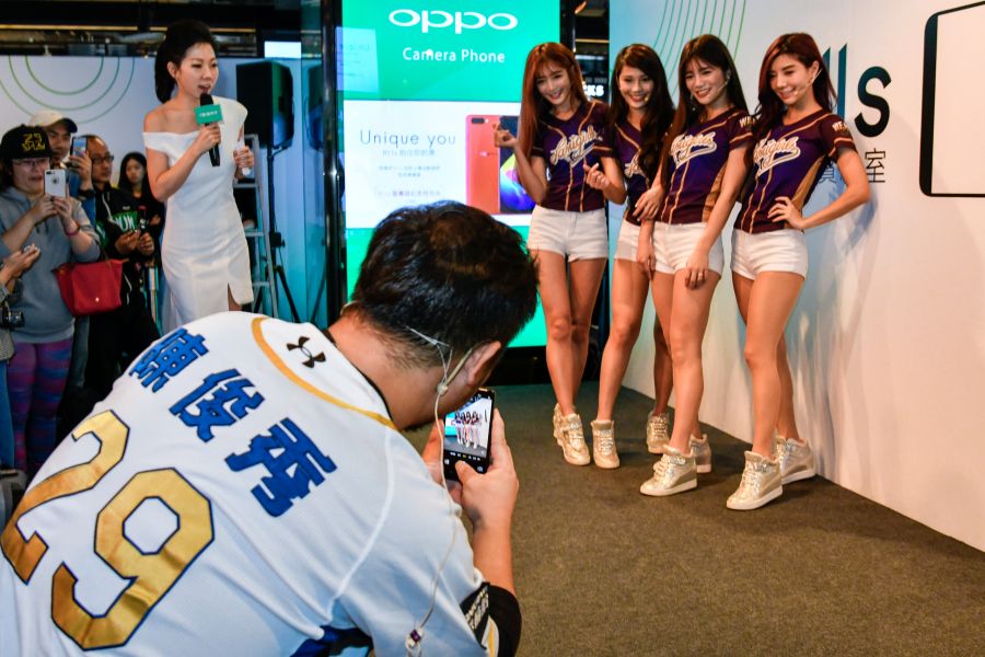 陳俊秀用OPPO R11s為全林女孩拍照。圖/主辦單位提供