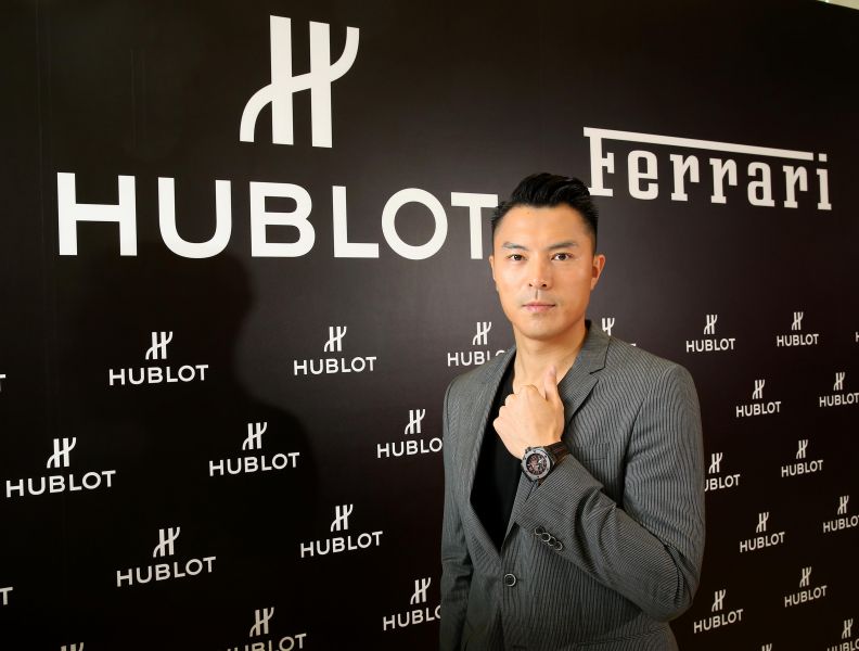 陳信安佩戴HUBLOT Big Bang Ferrari Carbon腕錶，建議售價NT$880,000。