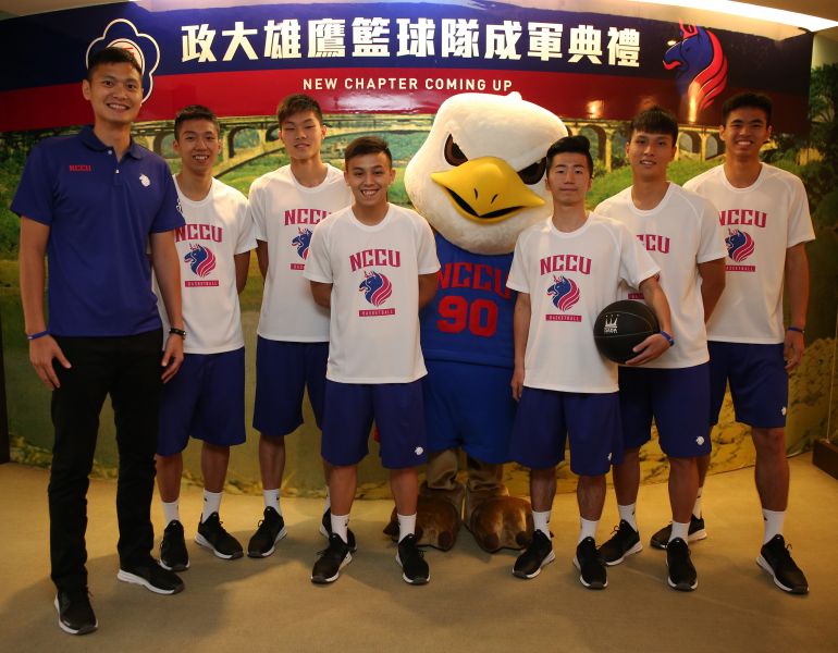陳子威(左)領軍政大籃球隊。李天助攝