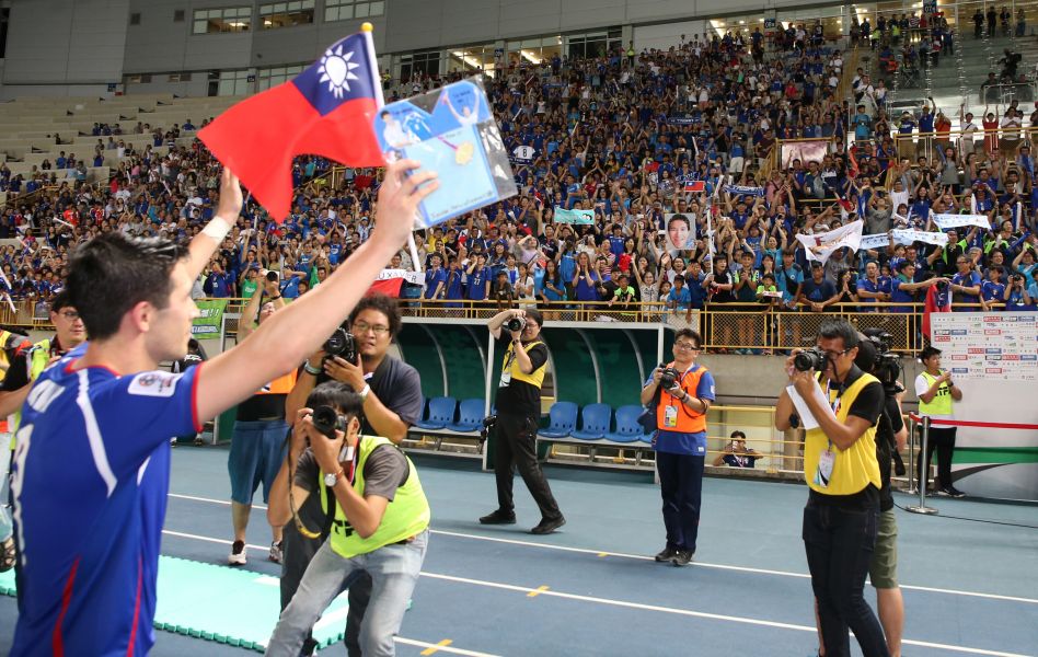 陳昌源揮手告別球迷。中華民國足球協會提供