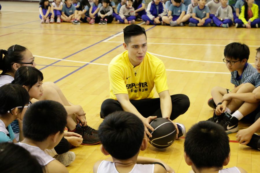 陳盈駿席地而坐與大同國小校隊成員分享籃球經歷。