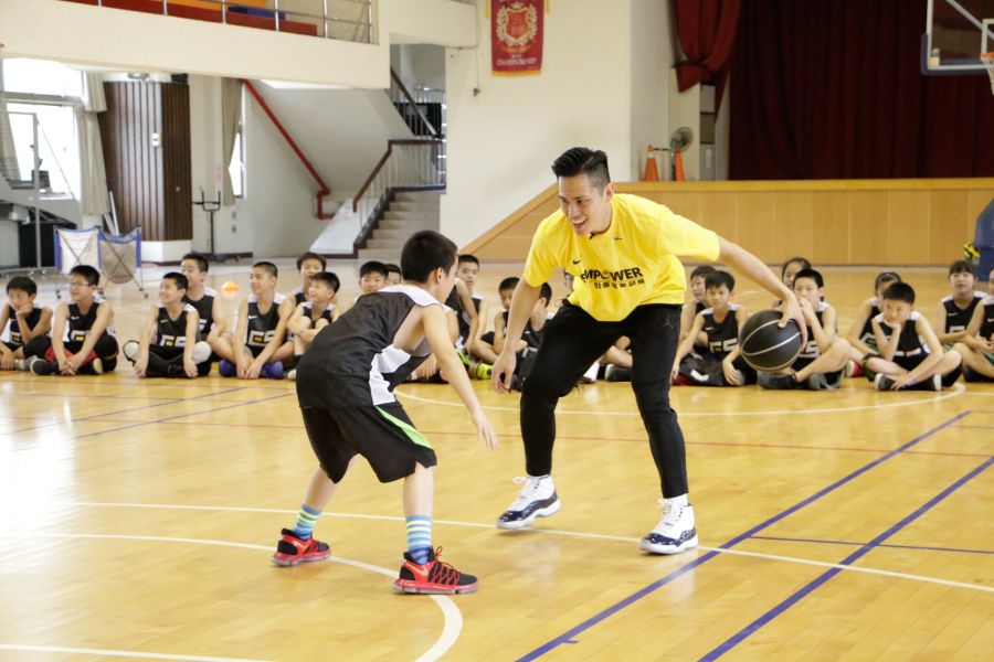陳盈駿與大同國小籃球隊員單挑。