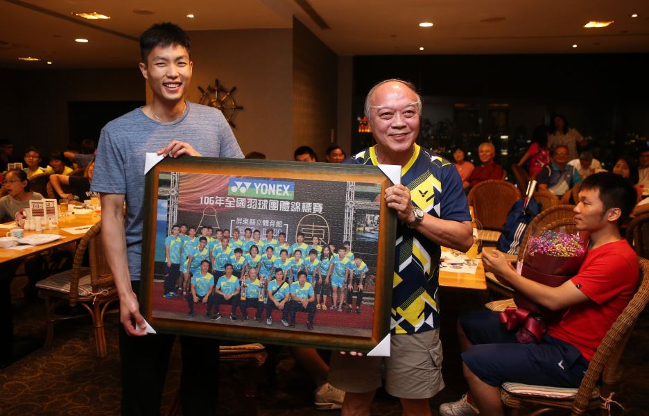 台灣男單一哥周天成（左）致贈紀念品給總教練陳秀恩／李天助攝