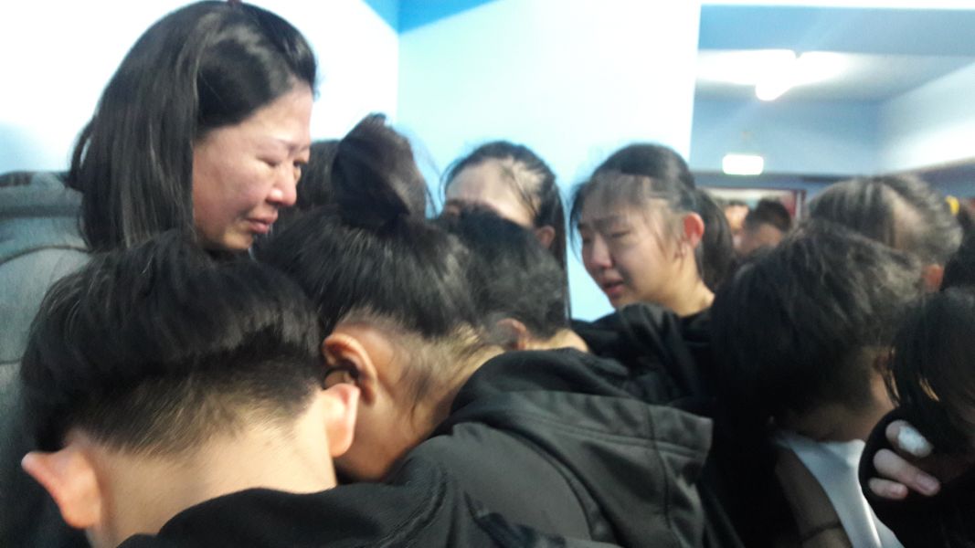 陽明教練李台英與球員相擁而泣。