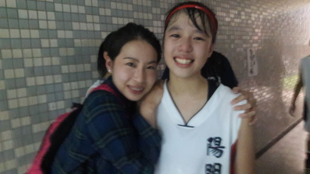 陽明李若瑋（右）感謝體能老師林宜欣（左）讓她肌力變強。