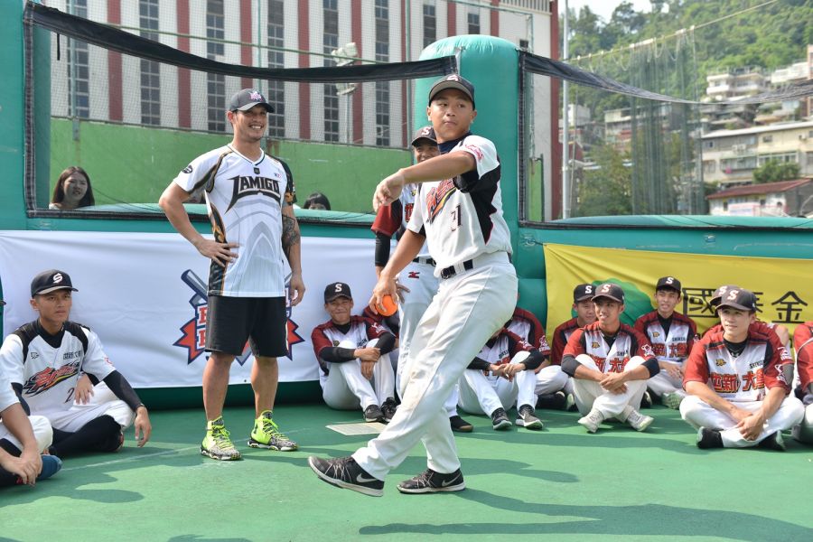 陽耀勳化身國泰棒球教室一日棒球教練，貼身指導世新大學甲乙組棒球隊投球要領。(大漢行銷提供)