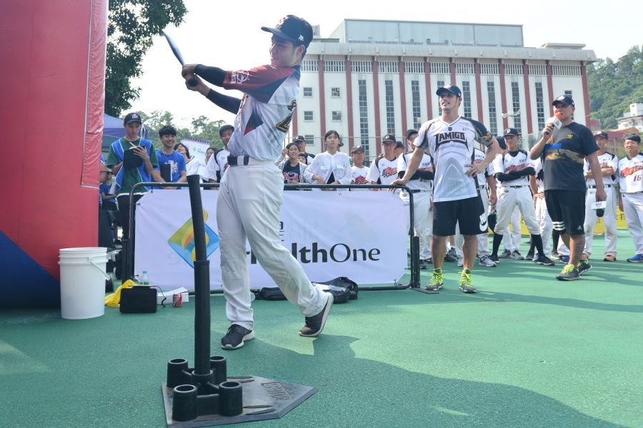 陽耀勳現身世新大學與球迷們同樂，為即將於10月7、8日登場的2017 沛緹HealthOne MLB棒球樂園暖場。(大漢行銷提供)