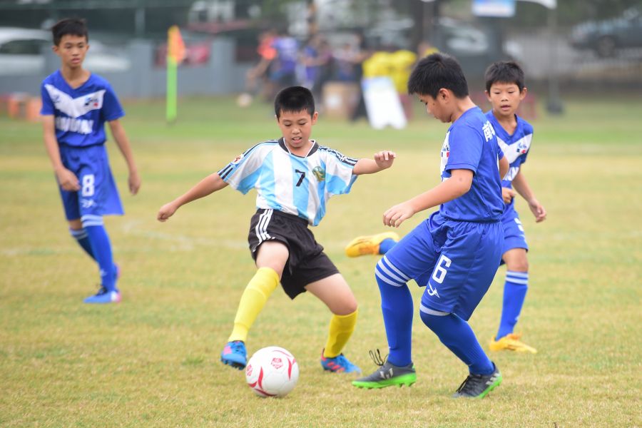 雲林成龍國小(淺)全校愛踢球成一大特色。