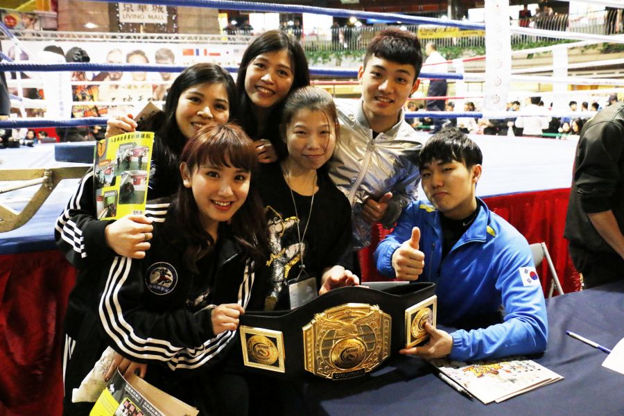 韓國拳王姜宇龍於場中簽名會時與粉絲合照。大會提供