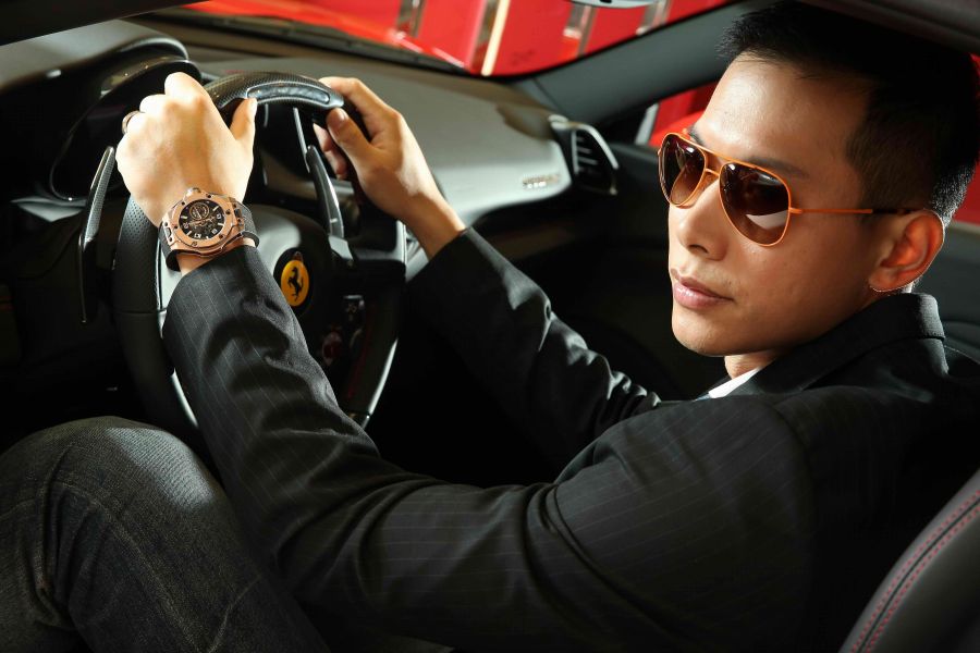 顏行書佩戴HUBLOT Big Bang Ferrari King Gold皇金腕錶，建議售價NT$1,305,000。