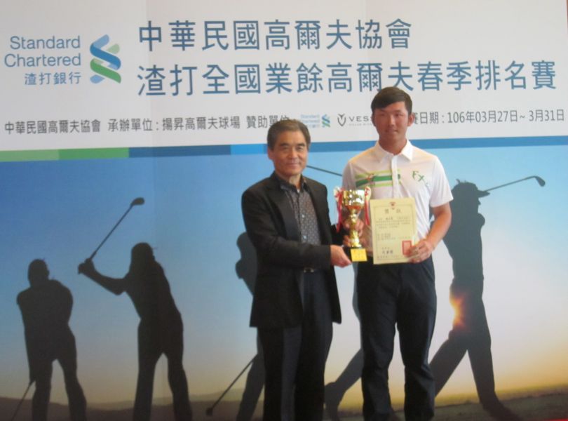 高協理事長許典雅(左)頒獎給男子總冠軍劉永華。