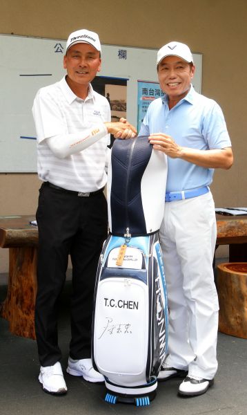 高球名將陳志忠(左)贈送簽名球袋給台灣福興工業股份有限公司董事長林瑞章(右)。鍾豐榮攝影