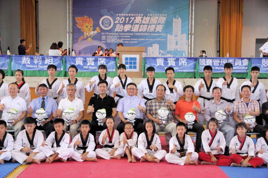 高雄市中華跆拳道館參予表演選手和大會貴賓合影。圖/主辦單位提供