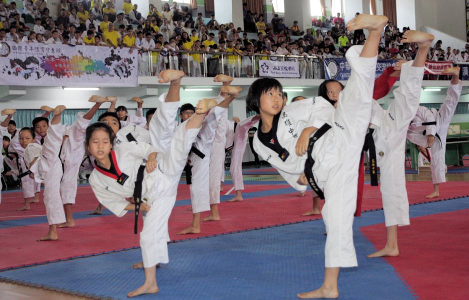 高雄市中華跆拳道館跆拳道基本動作的演出。圖/主辦單位提供
