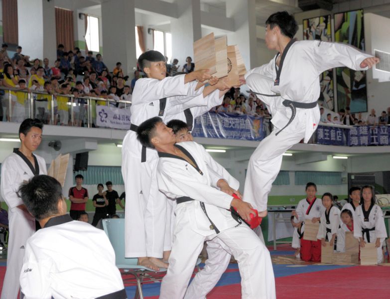 高雄市中華跆拳道館選手進行飛踢表演。圖/主辦單位提供