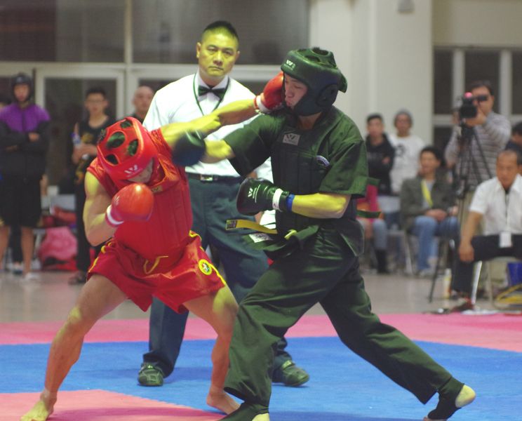 黃嵩森（左紅衣）閃過吳宇揚右拳立刻以左拳擊中對手頭部。