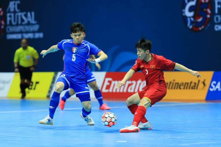 中華隊黃柏鈞(左)射進第1球。中華民國足球協會提供