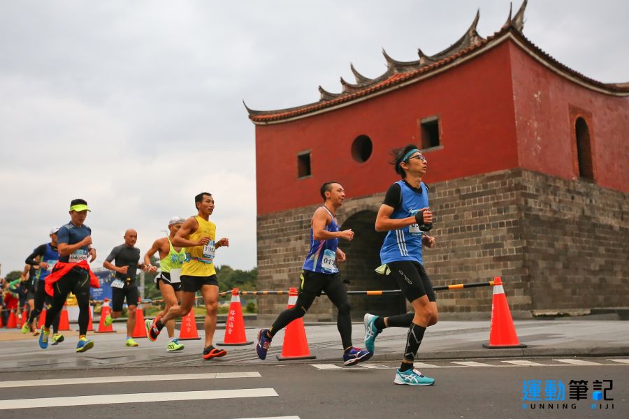 臺北馬拉松在路線調整後，全程繞經台北市內多個古蹟景點，背景為北門處。圖/運動筆記提供