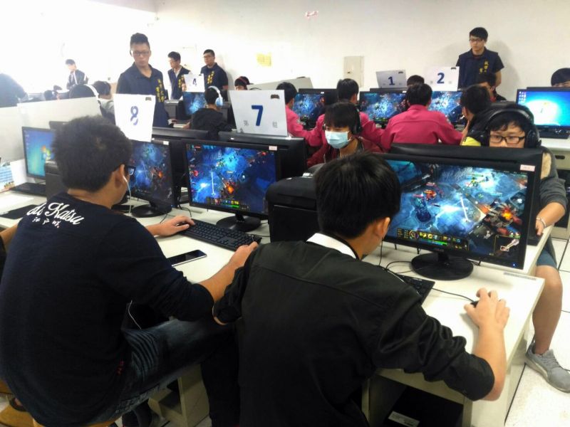 中華民國電子競技運動協會致力推廣電競運動深入校園，圖為校內電競賽事側拍。