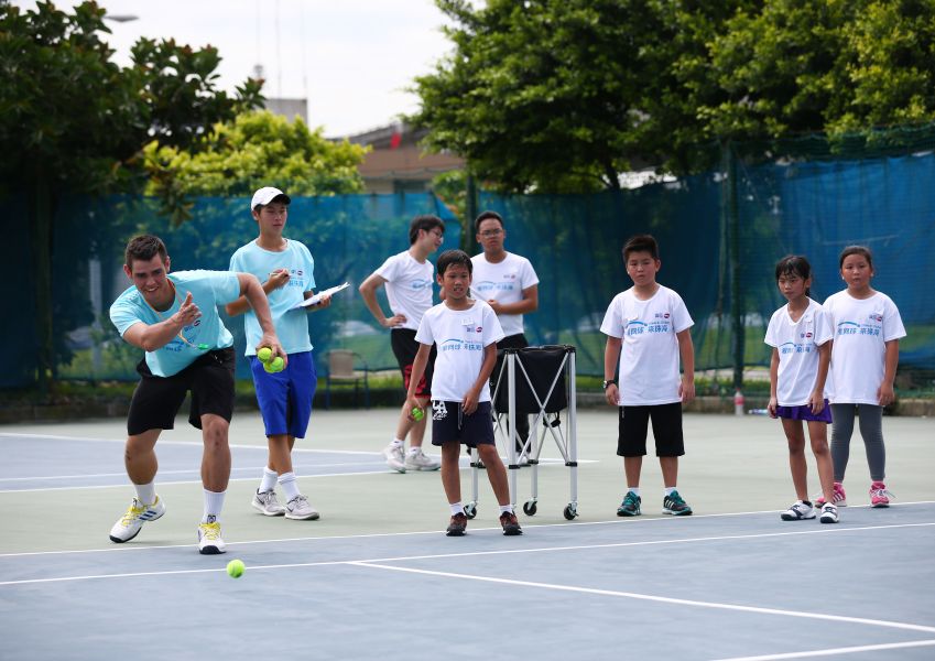 迷你網球協會發言人毛惠斌(左)指導學員如何傳球。迷你網球協會提供