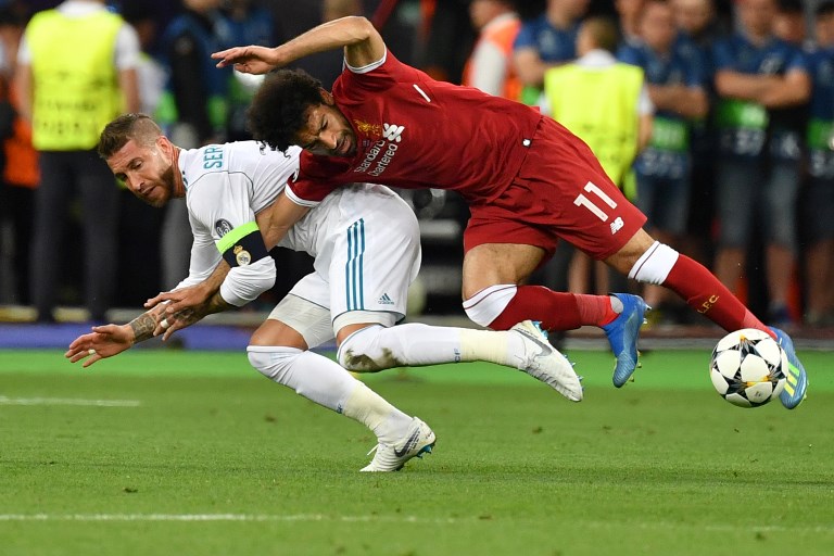 薩拉赫（右）與拉莫斯（左）爭球相撞肩傷，他表示將會參加世界盃。法新社資料照