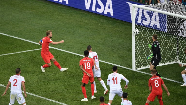 凱恩（左二）補時頭球破門，英格蘭2-1勝突尼西亞。法新社