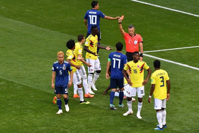 哥倫比亞桑奇(16號)拿到今年世界盃第一張紅牌。法新社