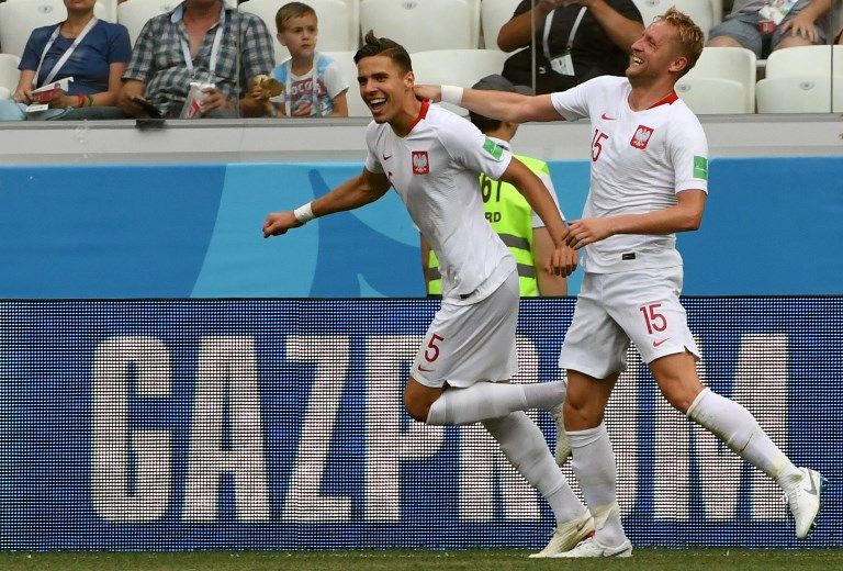 波蘭貝德納雷克(左)為波蘭踢下唯一1勝。法新社
