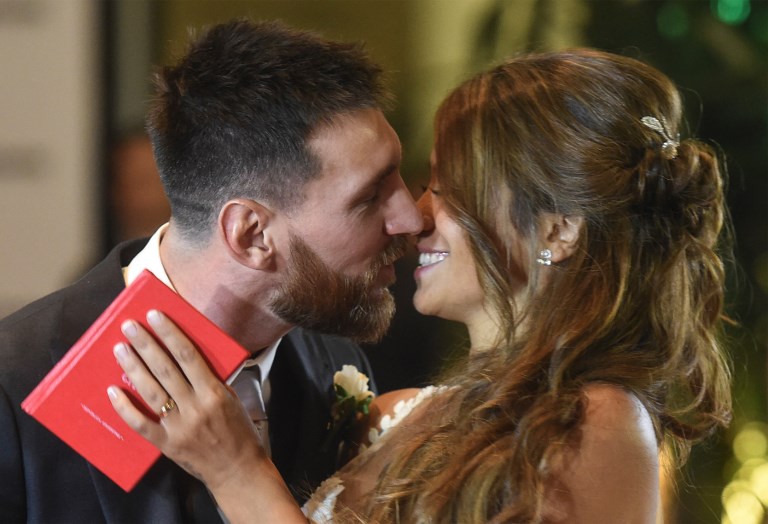 梅西與羅庫茲熱吻，為他們的婚禮揭開席幕。法新社