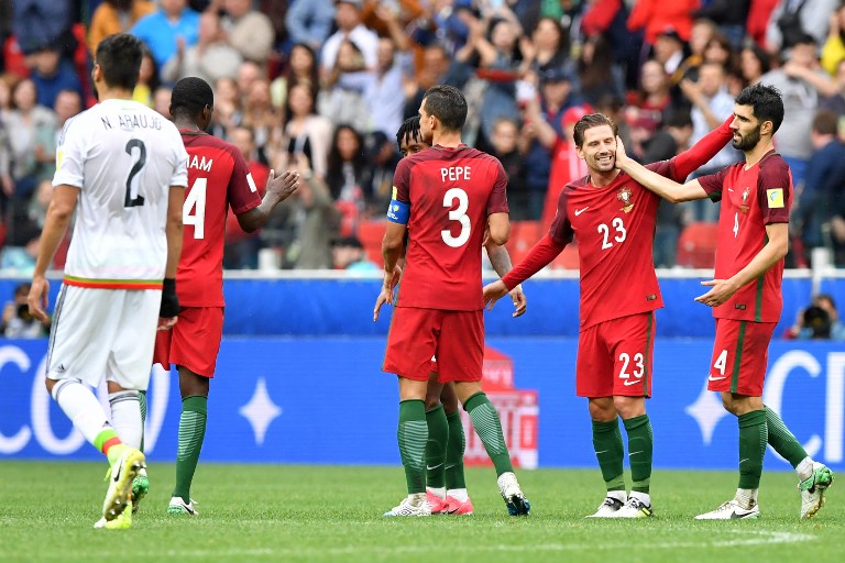 阿德里安-席爾瓦（右二）罰進點球，葡萄牙2-1逆轉墨西哥獲季軍。法新社