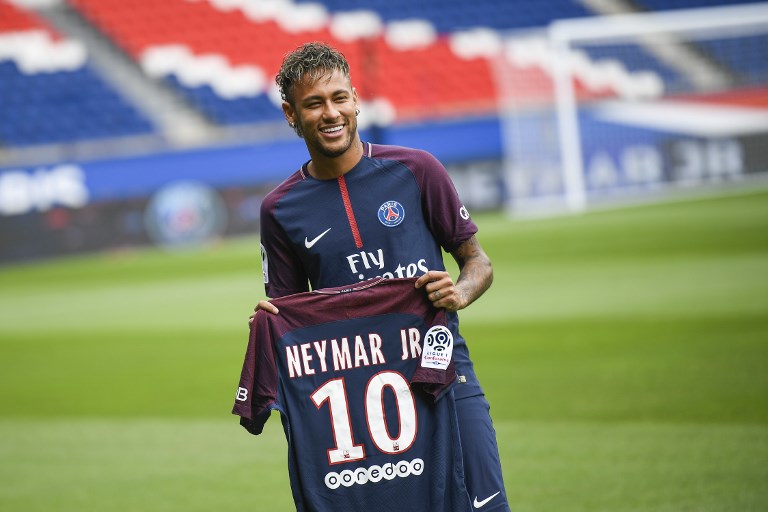 內瑪爾身穿巴黎球衣在自家球場亮相。法新社