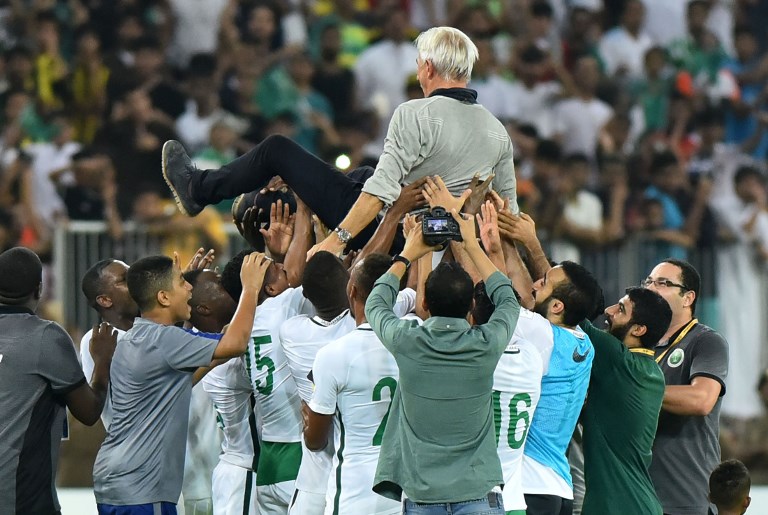 沙烏地阿拉伯最後一場擊敗日本晉級世界盃，將總教練舉起來慶賀。法新社