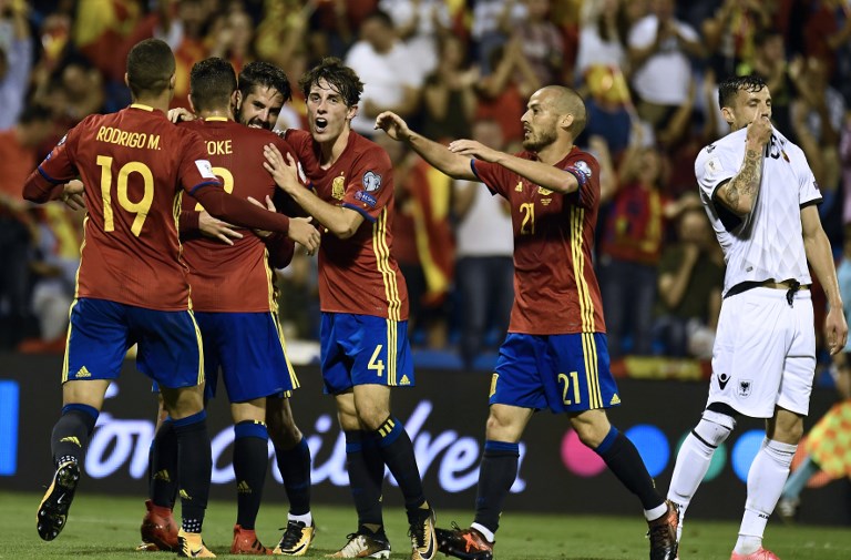 伊斯科（左三）傳射建功，西班牙提前以小組第1名晉級世界盃。法新社