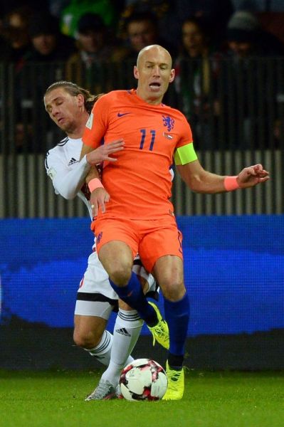 羅本（前）罰進點球，荷蘭雖然3-1戰勝白俄羅斯，晉級只存理論上的希望。法新社