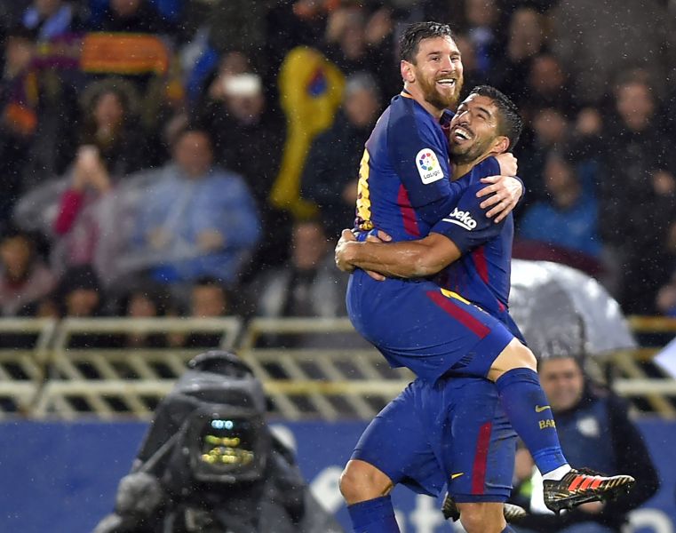 蘇亞雷斯（左）與梅西擁抱慶祝進球。法新社