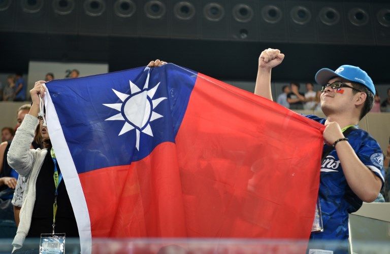 有台灣球迷在場內舉國旗加油。法新社