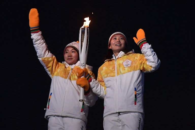 南北韓冰球火炬小一同登場。法新社