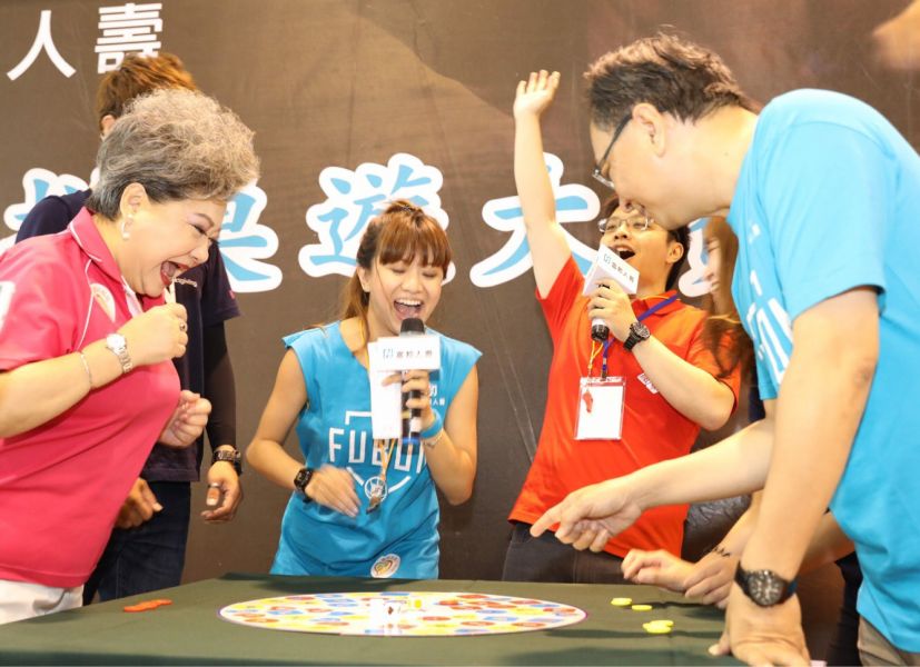 國民阿嬤「鳥來嬤」吳敏(左一)和粉絲合作無間成為富邦人壽混齡拼桌遊大賽示範賽冠軍。