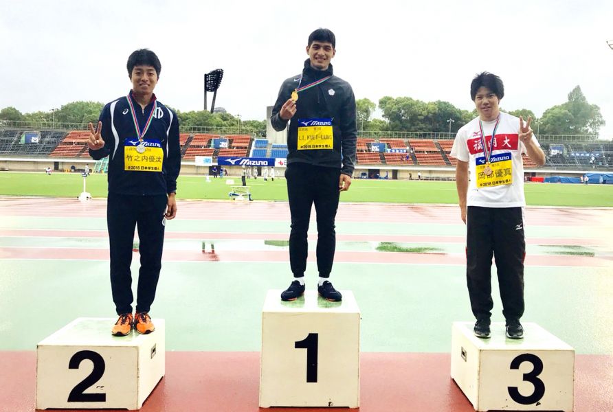 李奎龍(中)在日本大學田徑公開賽勇奪男子三級跳遠金牌。戴世然／提供。